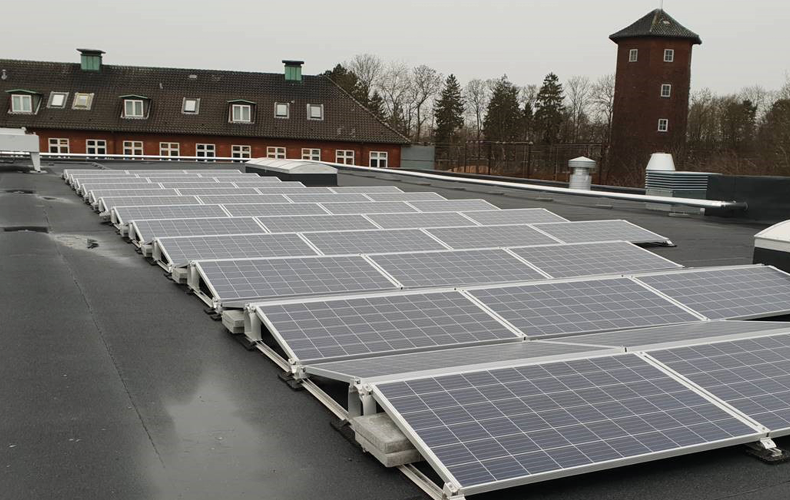Række af solceller på taget af MENY forretning i Fredericia