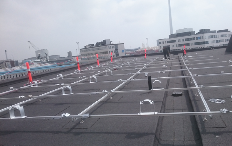 K2 montagesystem sat op på tag hos Deloitte i Esbjerg, klar til at sætte solceller oven på