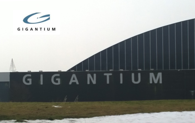 Gigantium hal og sportsenter bygning med sne på græsplænen og logo på væggen