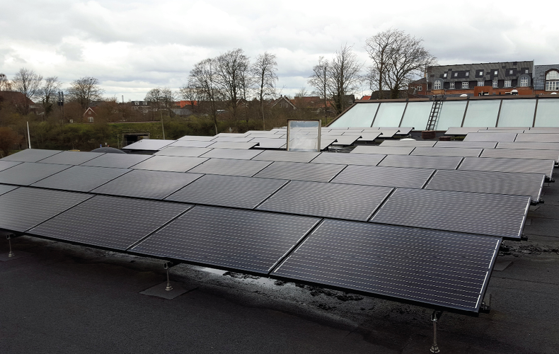 Rækker af solceller monteret på fladt tag på Holstebro rådhus