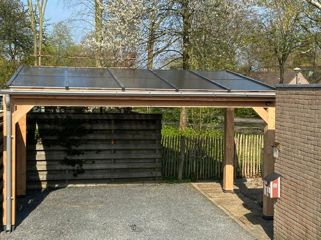Træcarport med GridParity solceller oven på